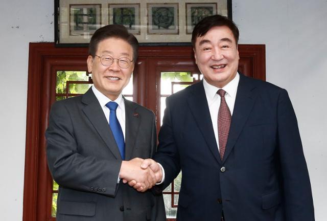 【韩国在野党党代表李在明称只有亲近中国才有可能摆脱韩国的经济低迷】

韩国在野党