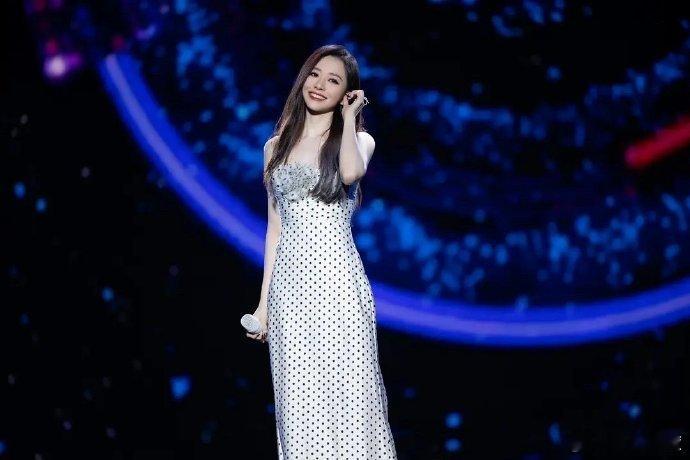 张靓颖妆造惊艳，终于美出新高度！ 