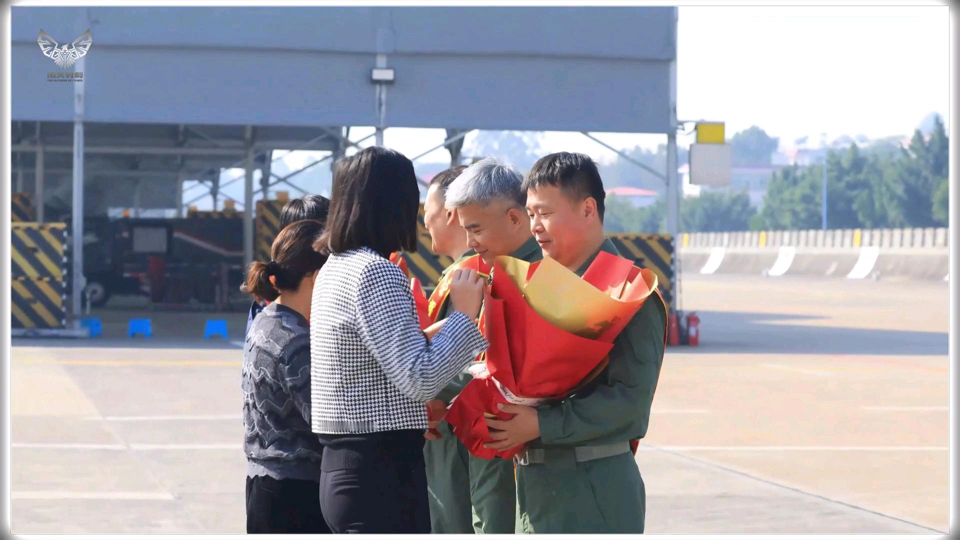 “岭南雄狮”近期宣传雄狮头logo胸章、歼-20前起落架轮/垂尾等下次宣传可以更