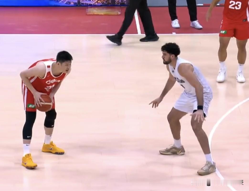 中国男篮被新西兰打13-0，赵嘉义三记三分稳定输出，焦泊乔8分3板，中国男篮半场
