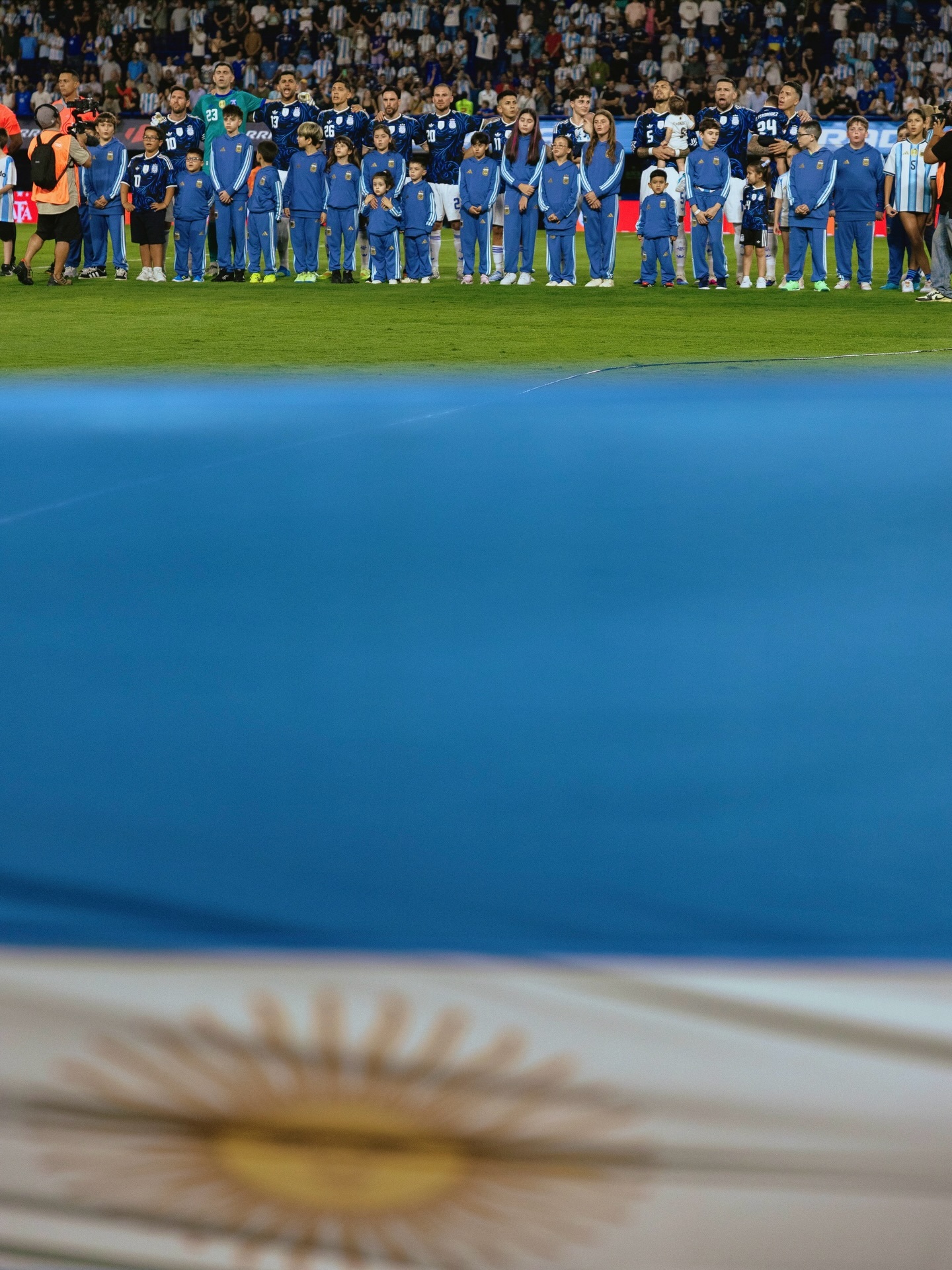 阿尔瓦雷斯更新ins：越来越近了……能穿上这件球衣，我感到无比自豪 🇦🇷阿根