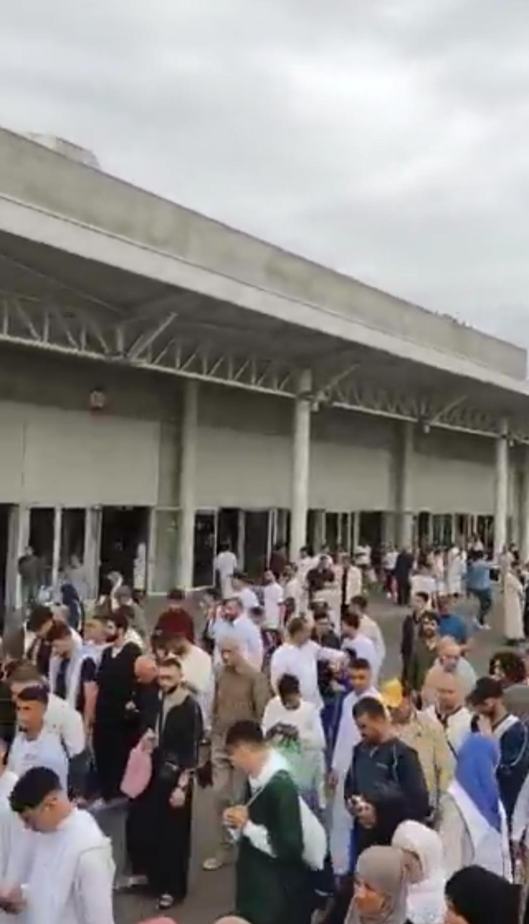 布鲁塞尔欧盟总部现大规模集会

布鲁塞尔欧盟总部数百穆斯林聚集大楼外，引发热议。