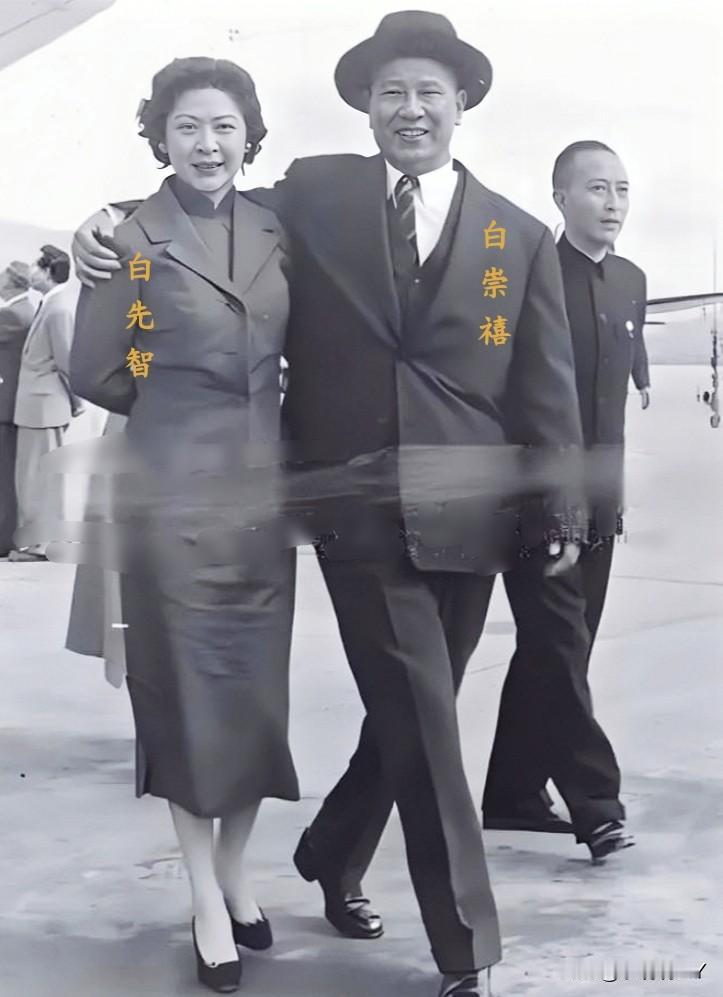 这是白崇禧迎接久别重逢的大女儿白先智的一张老照片，拍摄于1958年的台湾松山机场