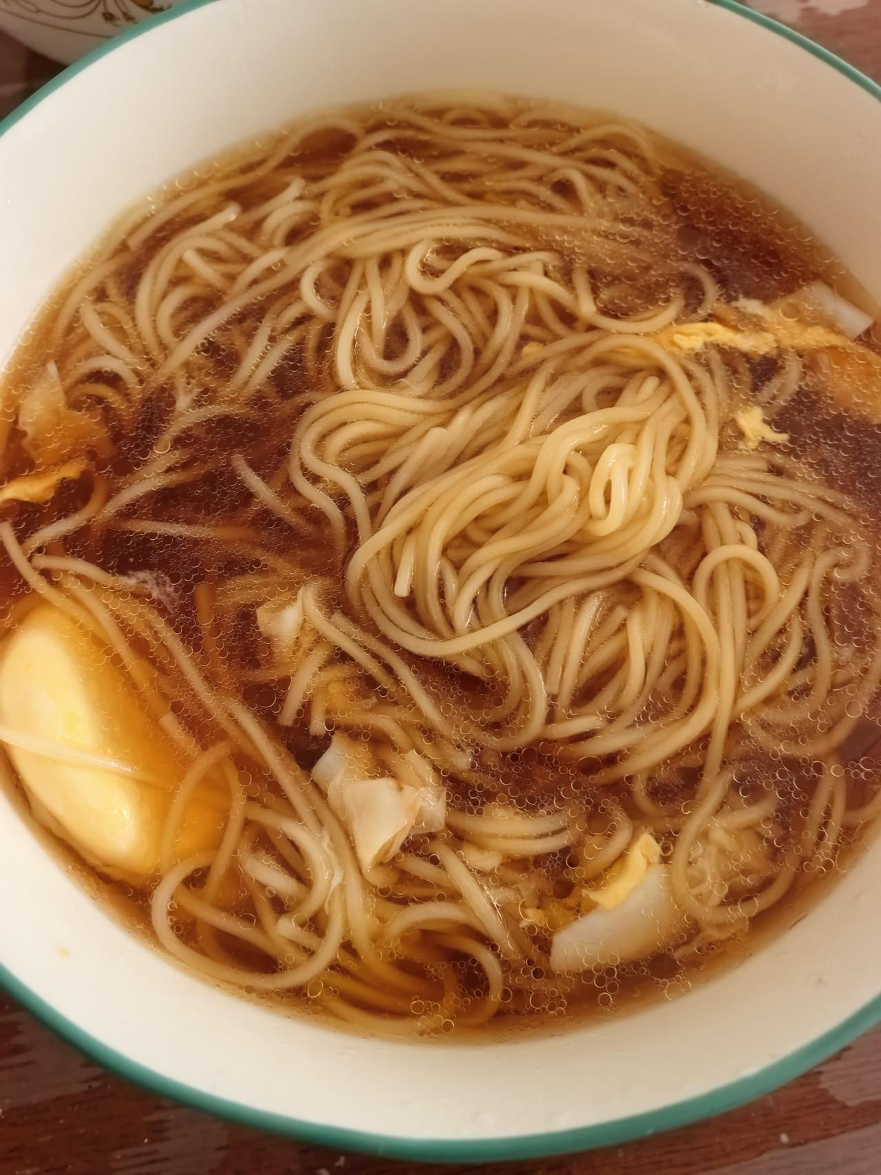带状疱疹表出来第七天。终于有食欲了，早晨起来给自己煮一碗面。昨天哥们媳妇送的合饼