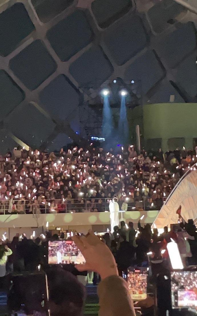 忆莲的小船正摇摇晃晃穿越人海四周都是喧嚣。真心希望时间能永远停在这一天让我把这份