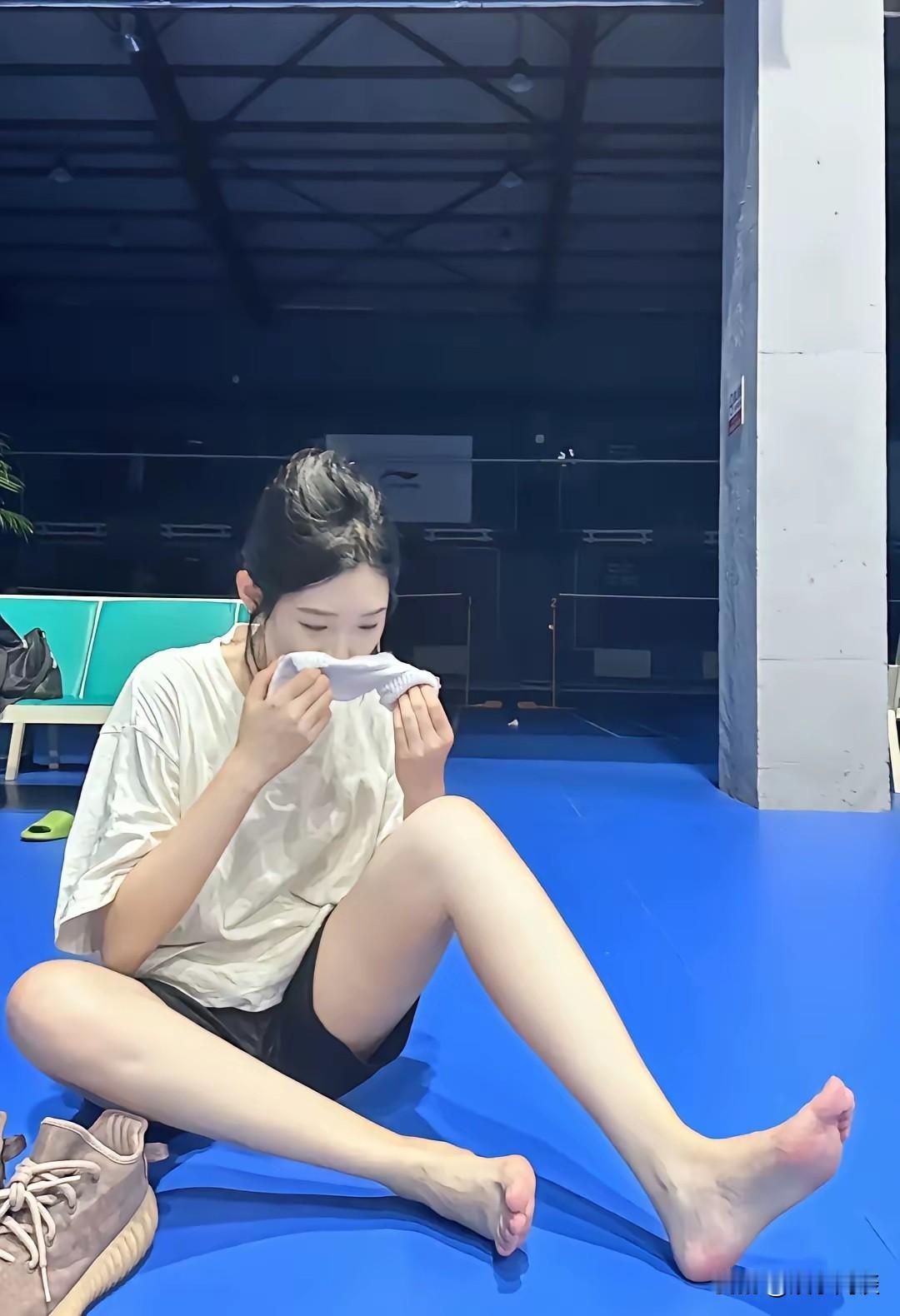 想问一问打羽毛球的朋友们！
你们打完球脚会不会臭？
我就很奇怪，同样打球出汗，有