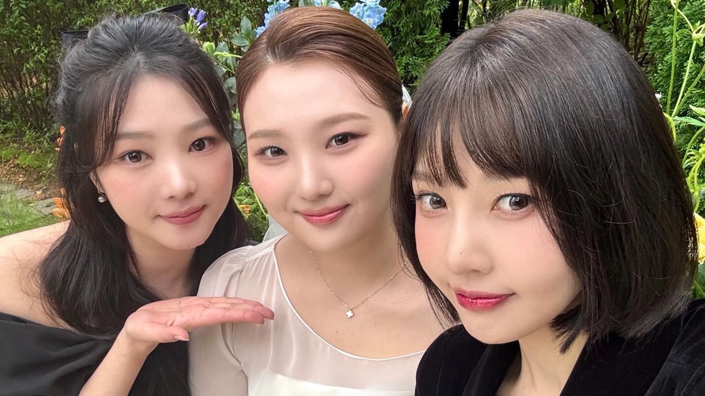 今日参加亲妹妹婚礼的朴秀荣- 三姐妹中Joy是老大，结婚的是老二[嘻嘻] ​​​