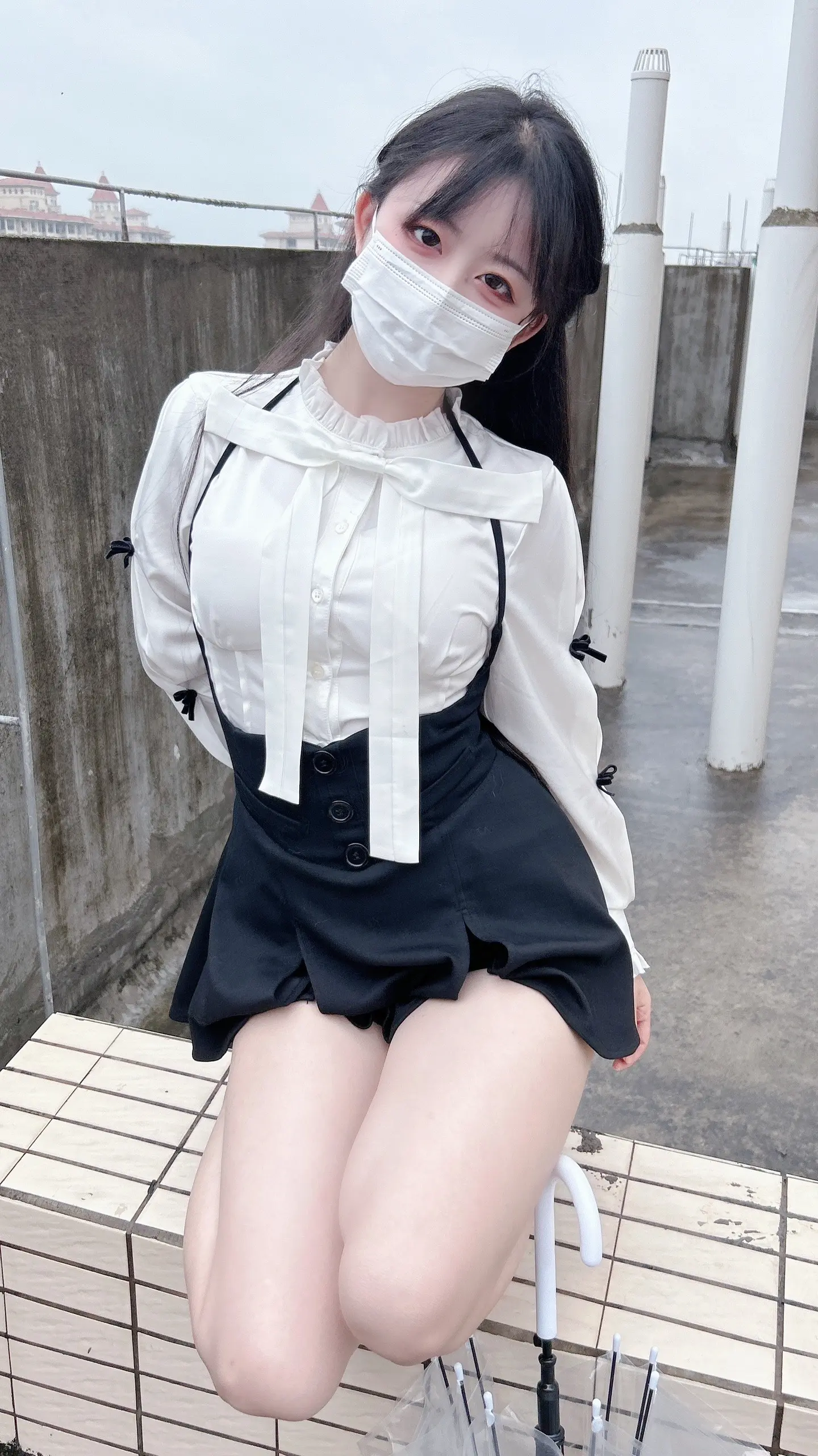 我们的关系就像是突如其来的一场雨
我们短暂的依偎 然后分别 你往前走
我可能会跟别人闲聊时
提起和你一起躲雨的这段经历
被人真诚或不真诚评价一句
一定是很美好的回忆吧
其实只是一起淋过一场雨