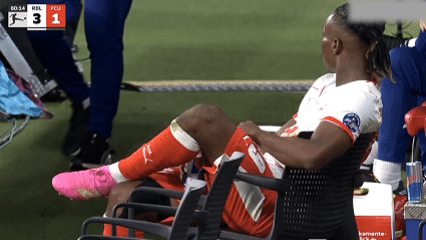 原来还有个这么搞笑的镜头哈哈哈哈哈哈，员工已打卡躺平，老板却还在加班加点