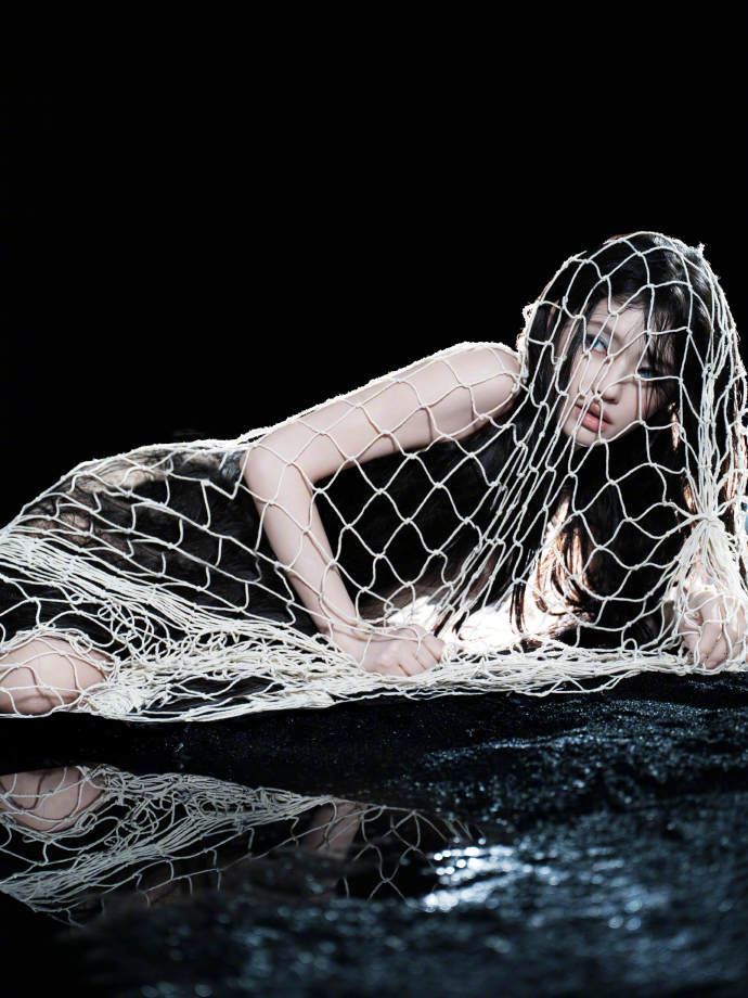 林允湿发半裸造型 带着深海里面赛博朋克的feel，林允湿发半裸造型，完全让人感受