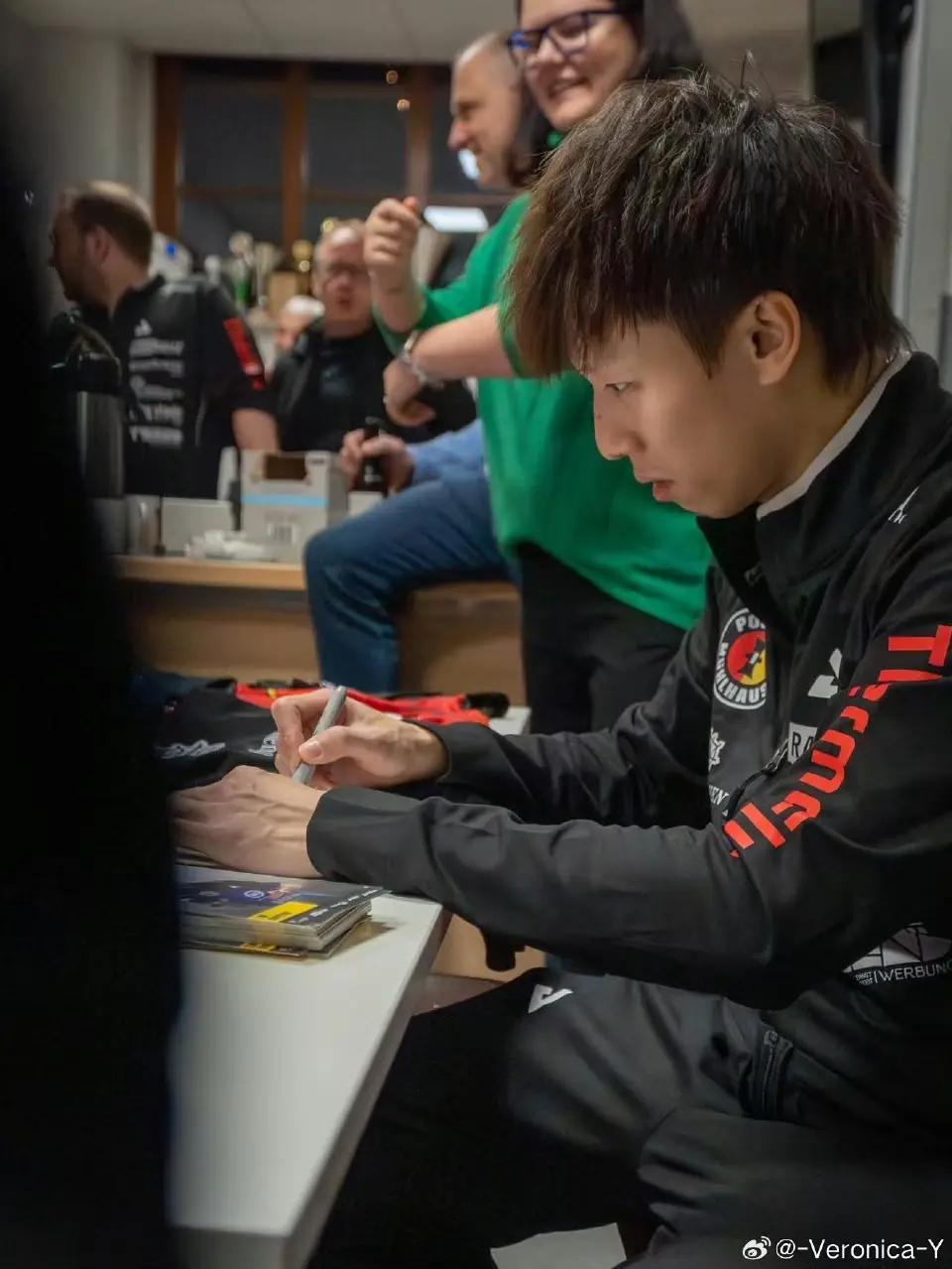 林高远的欧洲之行，从从去从从回，去的时候团队热情迎接，因为他是中国队主力队员，希