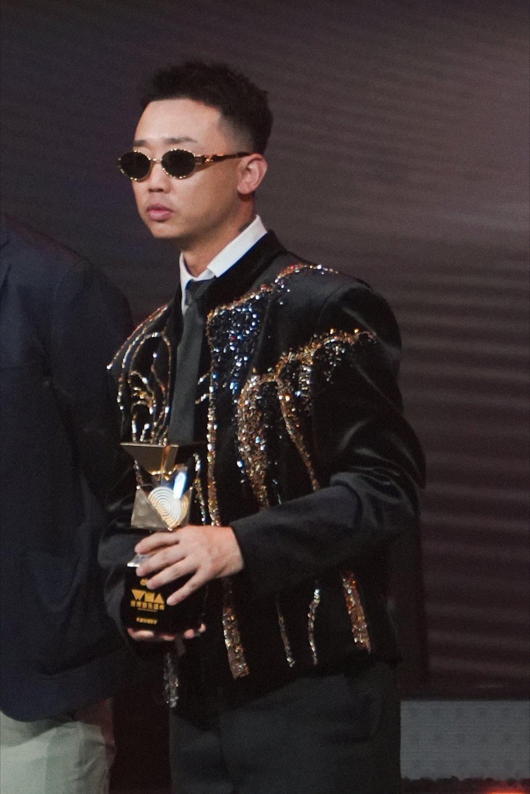 GAI周延WMA年度说唱歌手GAI一路走来并保持这个战绩真的很不容易，付出了很多