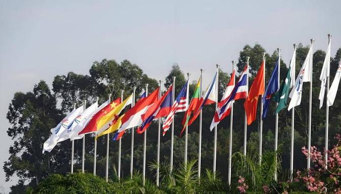 中国家门口突然生变！东盟11国彻底撕裂，开始选边站队。缅甸主动“认怂”，竟把轮值
