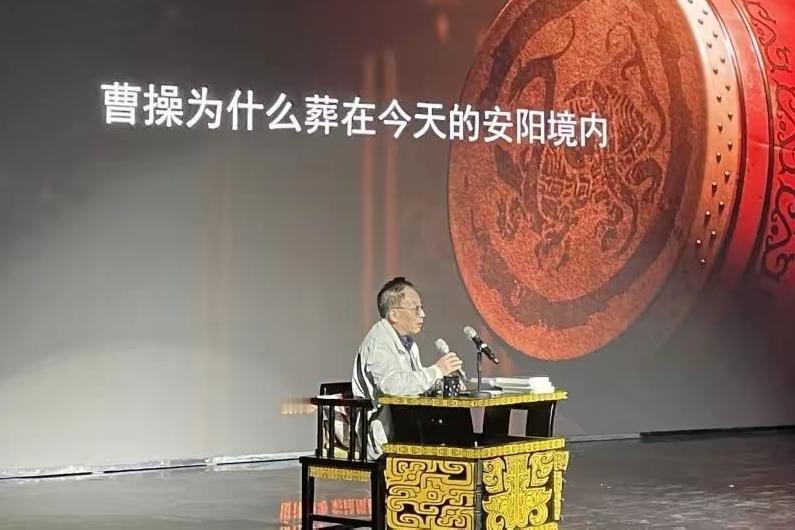 易中天安阳专场讲座现场盛况空前，全场坐无虚席，足见大众喜爱程度。
 
整场演讲一