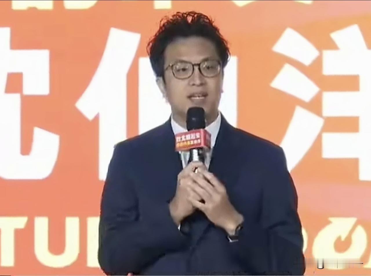 真搞笑！沈伯洋的手是镶了金边，还是他的眼神过了电？不得不说，绿营为了包装沈伯洋真