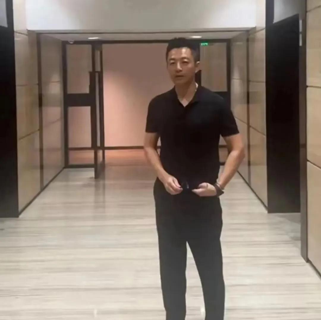 汪小菲办公室挂的字正应了大S说的话

汪小菲虽然一直在不断的开新店，他也不断的在