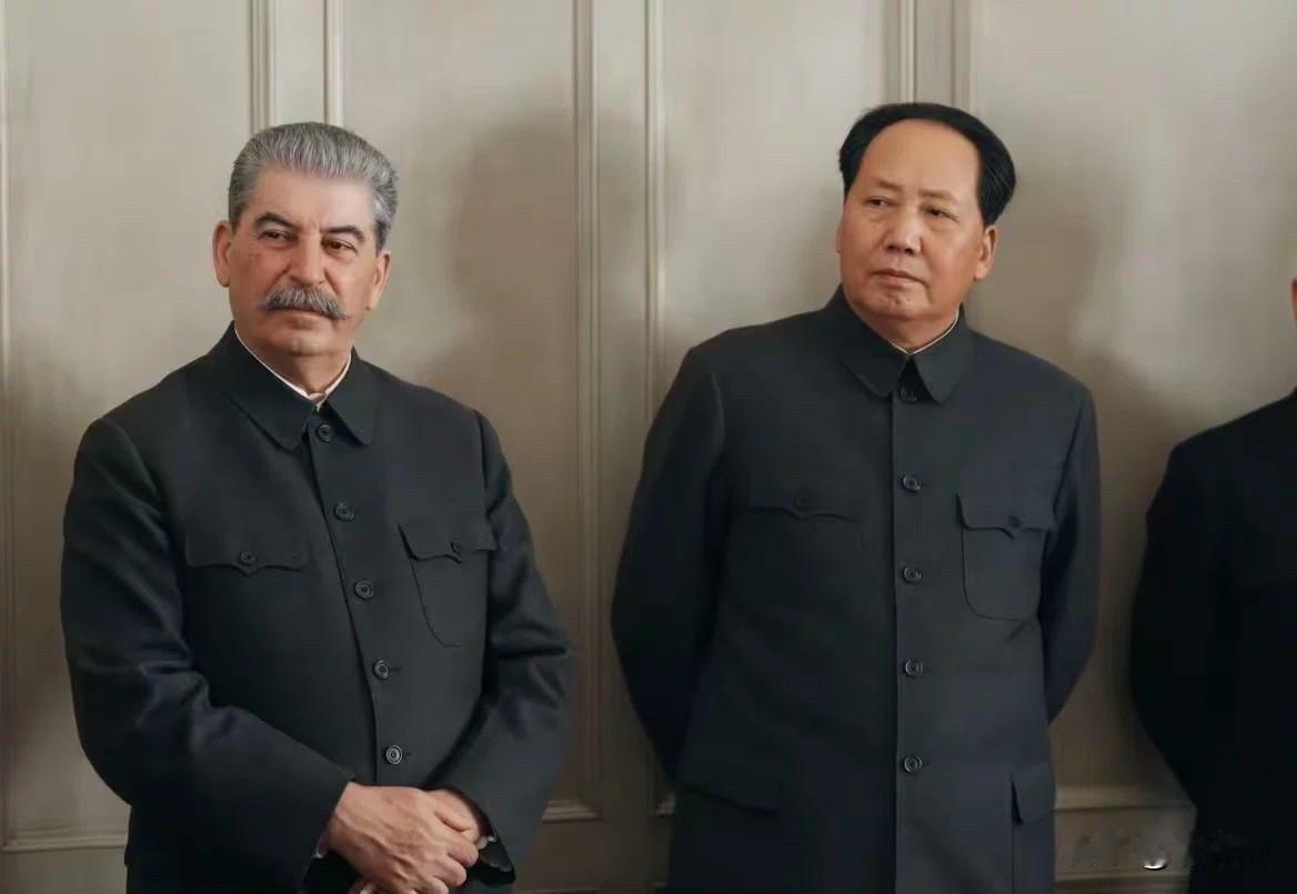 他不是一开始就是伟人。二十多岁时，他只是个湖南乡下走出来的伢子——父亲严厉，母亲