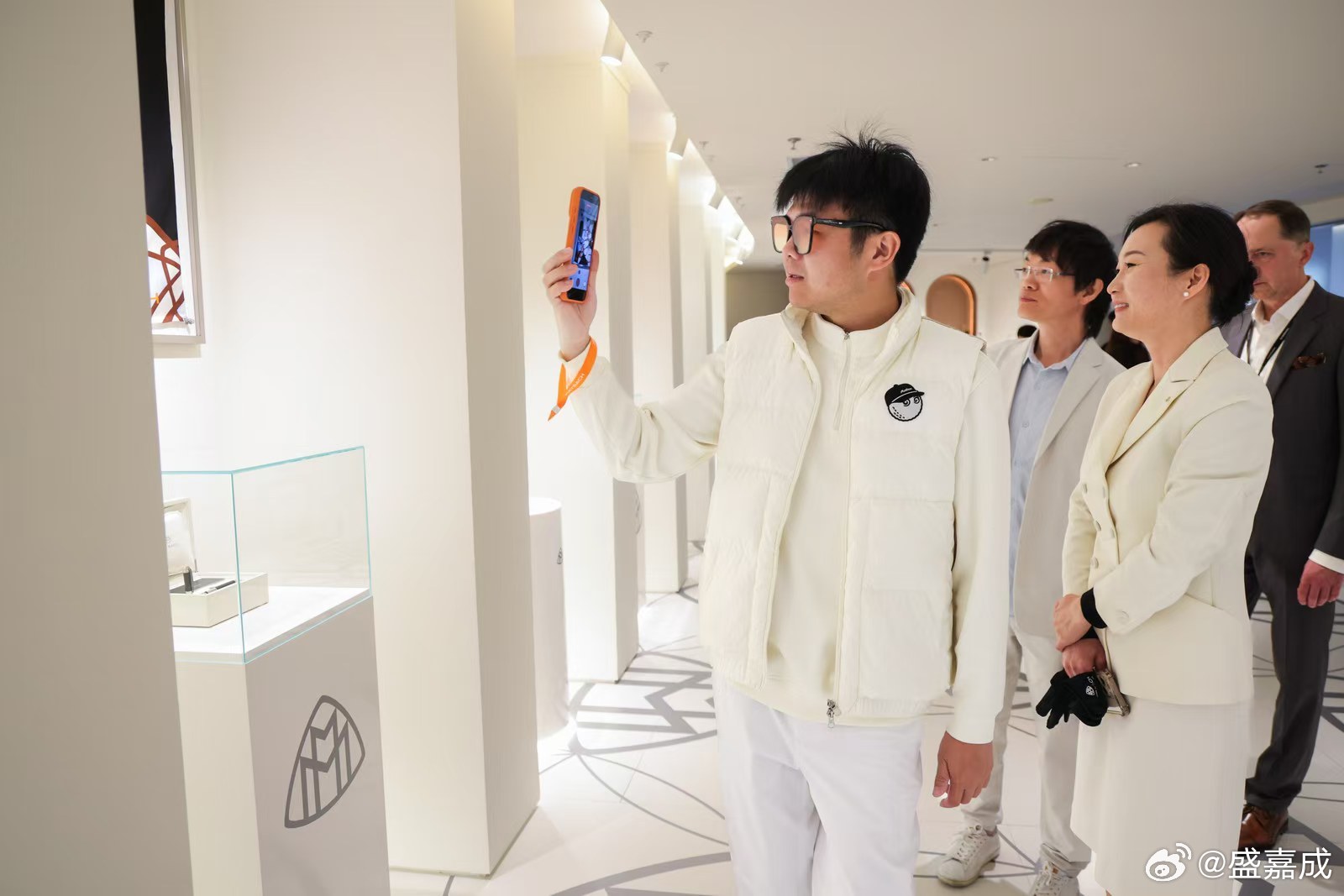 Z世代新贵的首选 新一代迈巴赫S级轿车可以告诉合作伙伴你的实力，也可以告诉长辈你