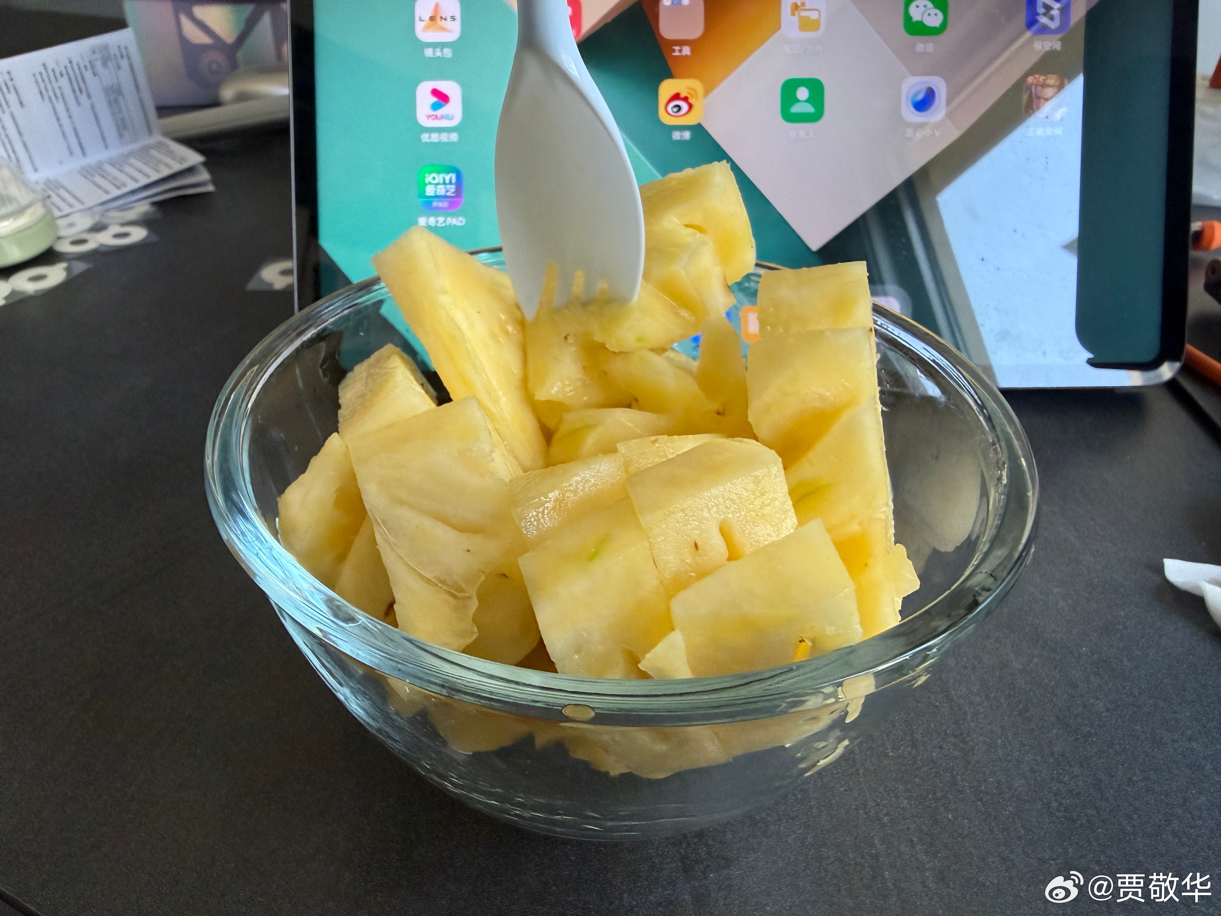 刚买的水果，有人叫凤梨，有人叫菠萝，我吃的这个到底叫啥？有点不明白，外观相同的水