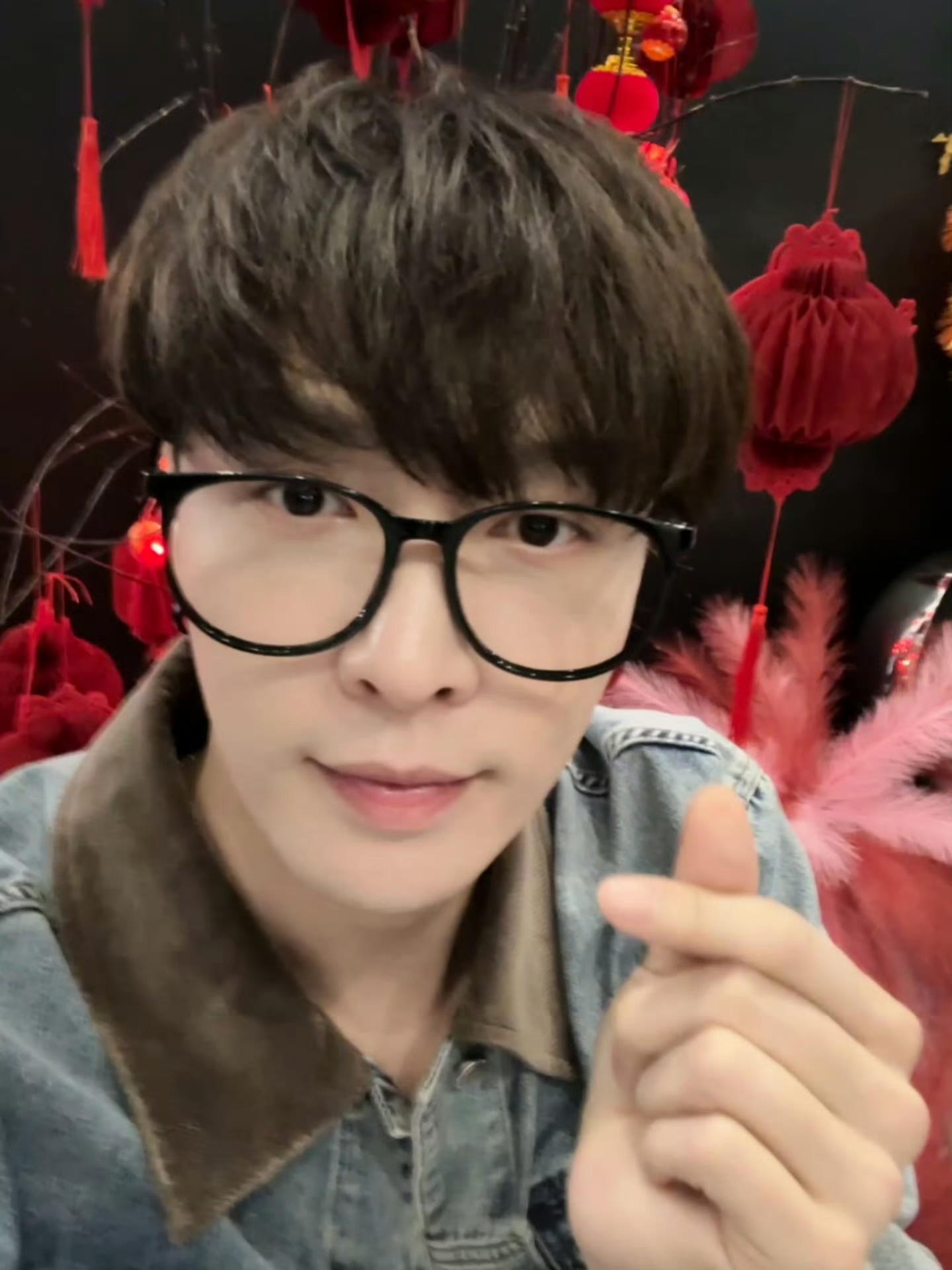 好帅呀张艺兴9宫格比心自拍张艺兴9宫格比耶自拍