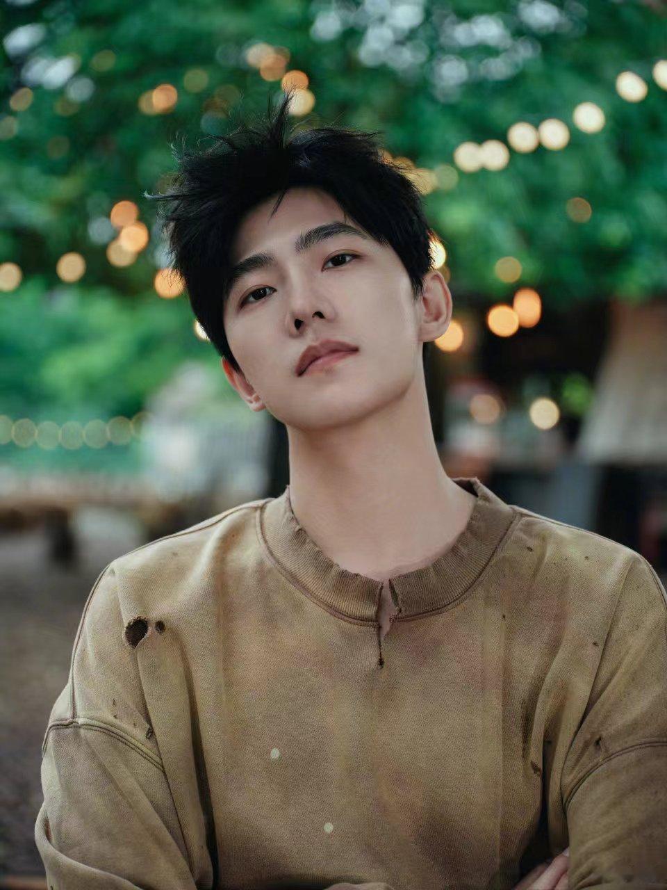 #杨洋烟雨惬意随拍##杨洋偶遇小羊# 杨洋偶遇小羊，哇塞可以的 ​​​