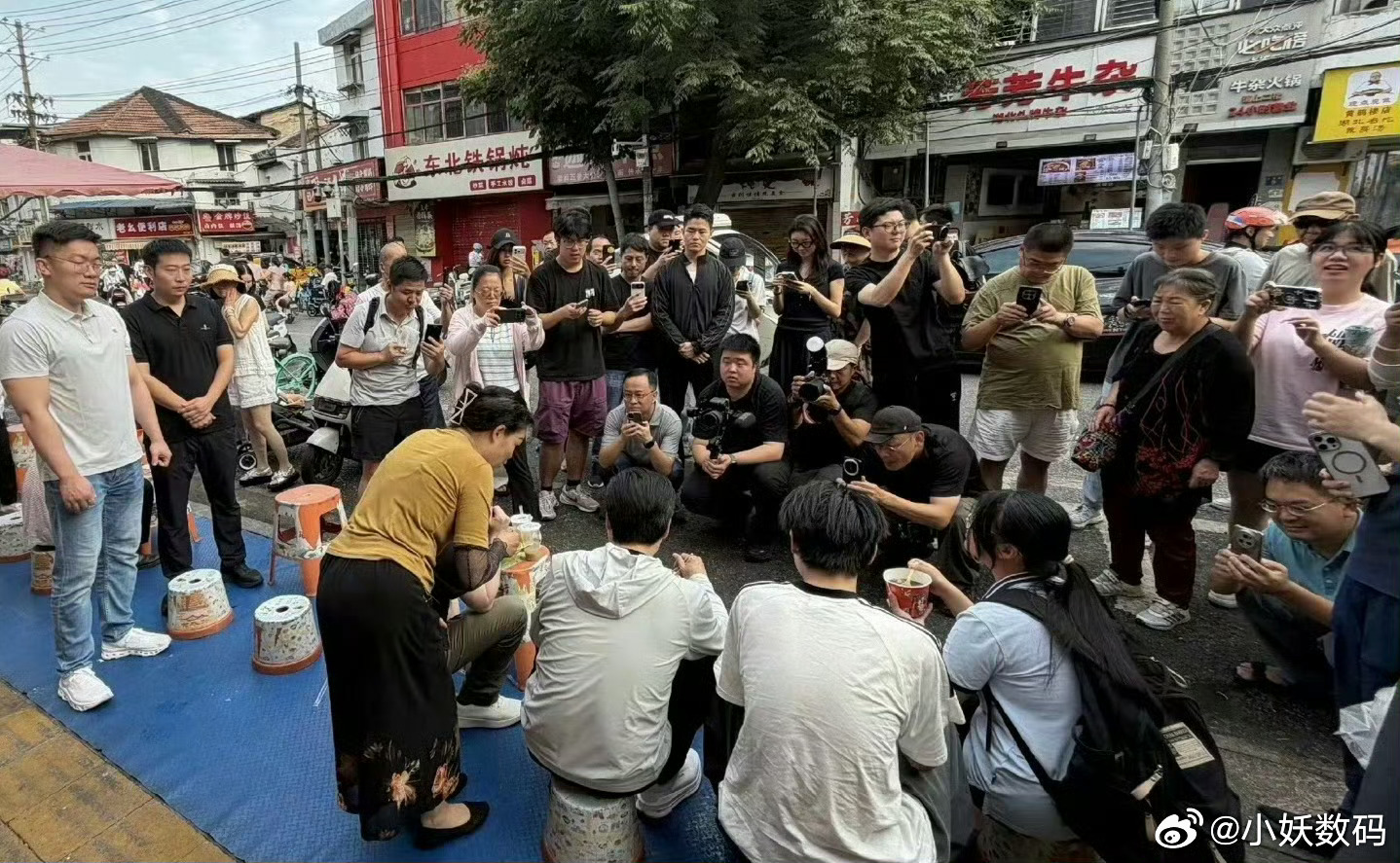 任正非一个人出差、挤地铁没有随从；与雷军过早吃早餐对比，两人最大的差别在哪里？ 