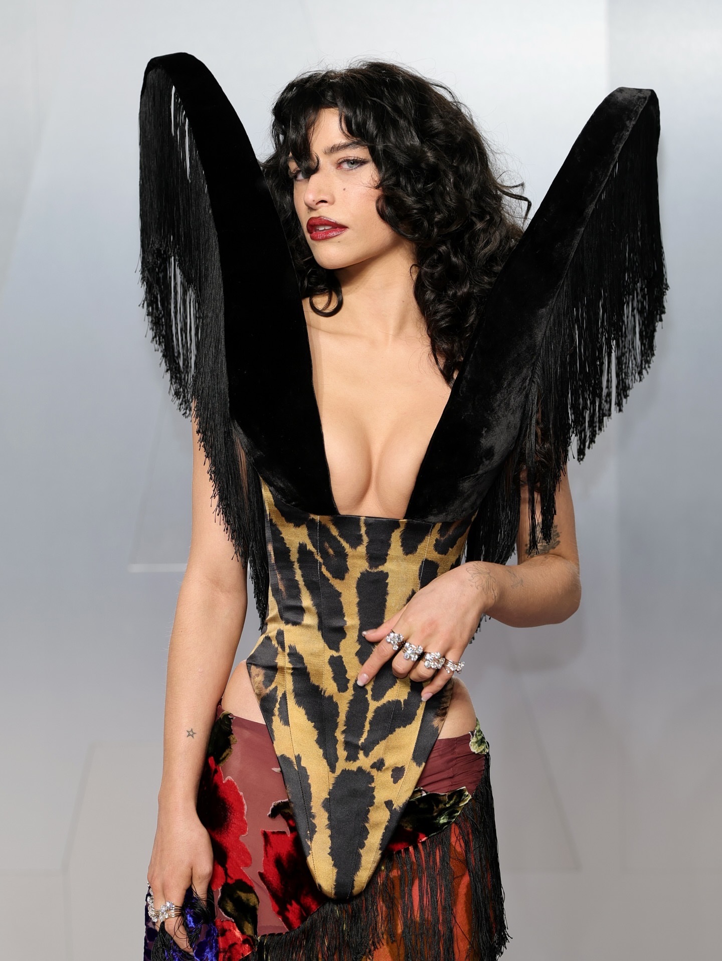 Odessa A’zion出席名利场奥斯卡 派对，穿了一套Harris Reed