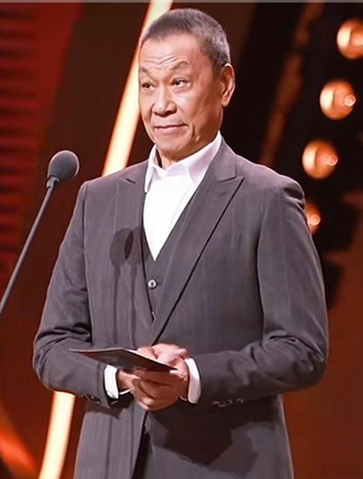 王学圻79岁状态王学圻这个状态哪里看得出79了啊他现身文荣奖颁奖典礼，身材挺拔、