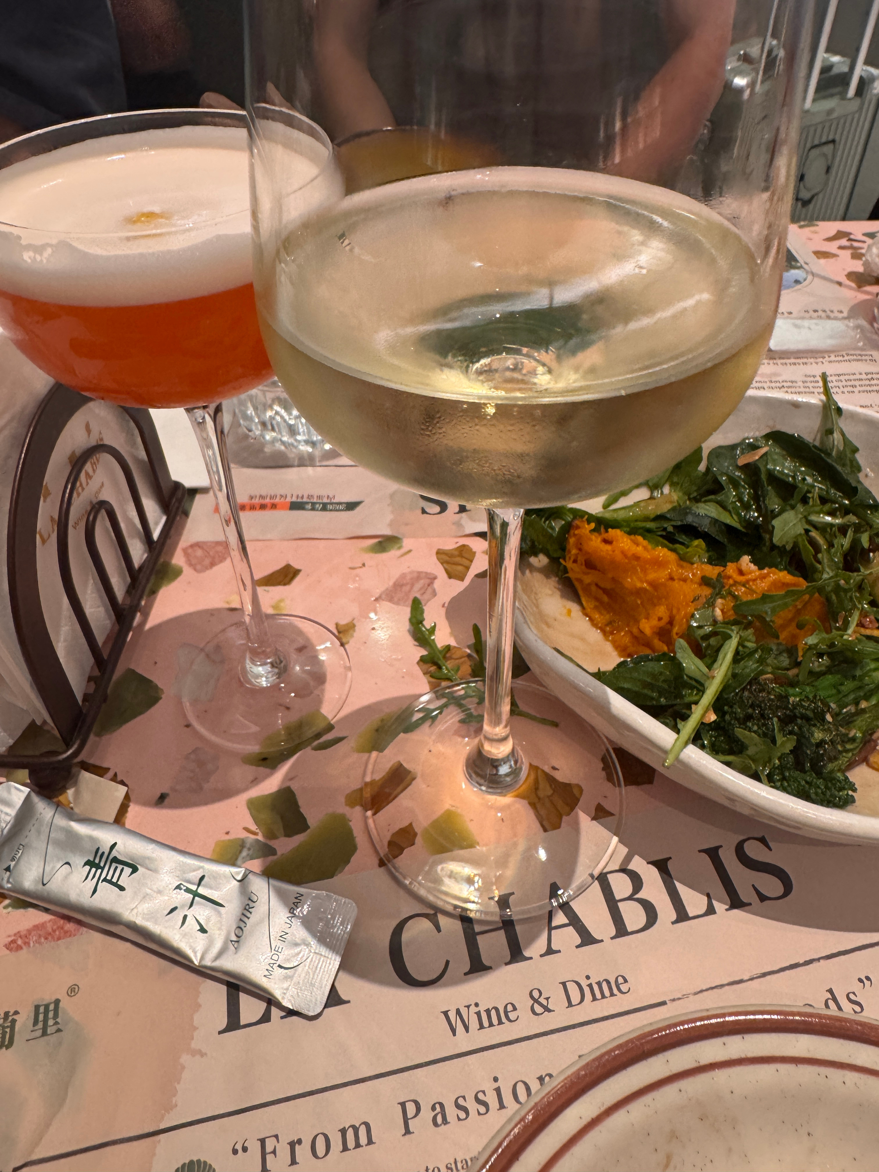 虽然喝了酒但也有在吃沙拉中和。我看还有谁敢说我不健康！ 