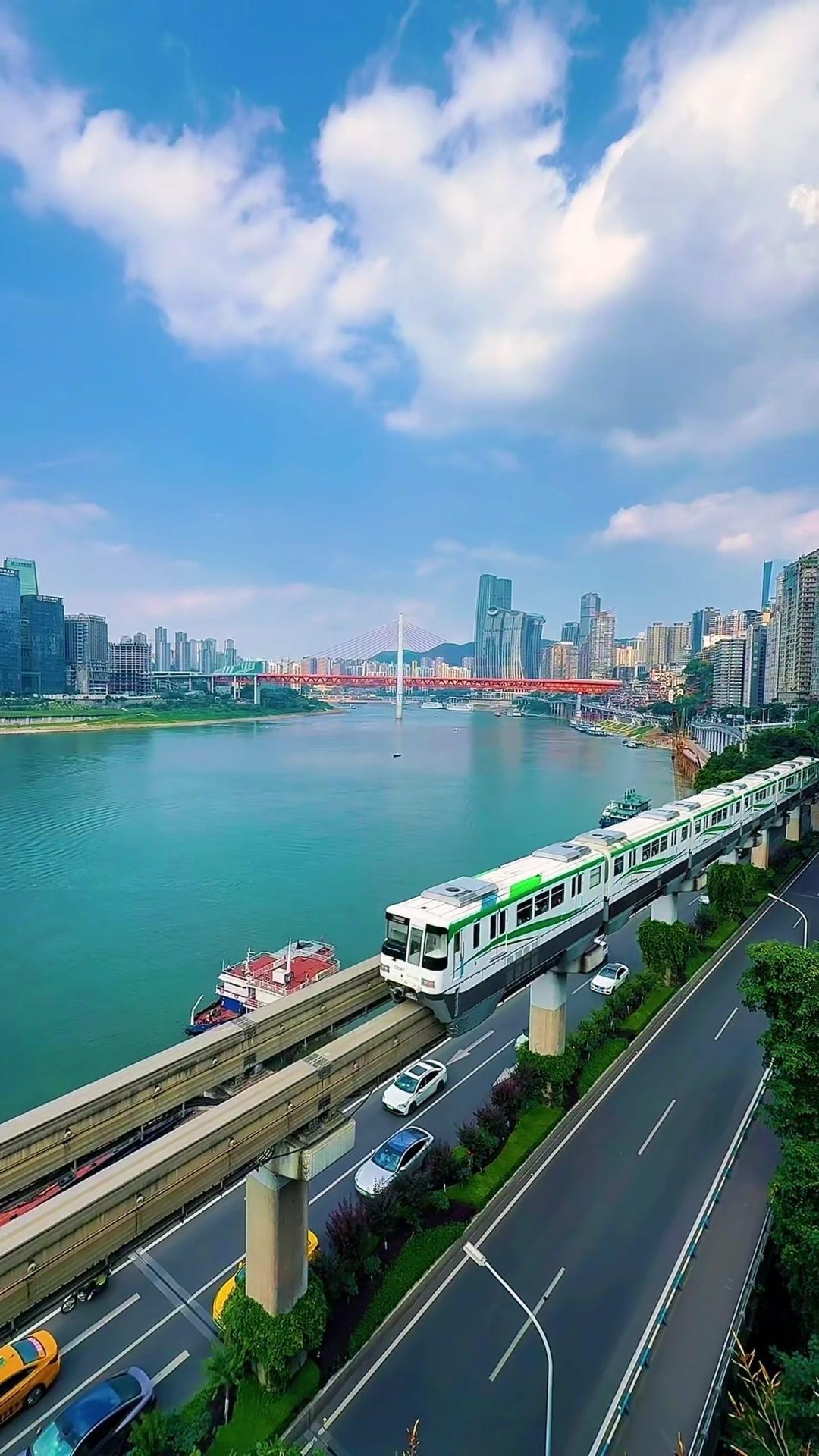 🌉重庆8D魔幻体验，每一帧都惊艳！在重庆坐轻轨穿楼是种什么体验？
1️⃣轻轨穿