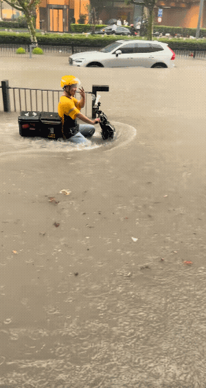 下雨天叫外卖我给打赏10元红包虽然不多[捂脸]但是接单快，然后态度特好! 我车控