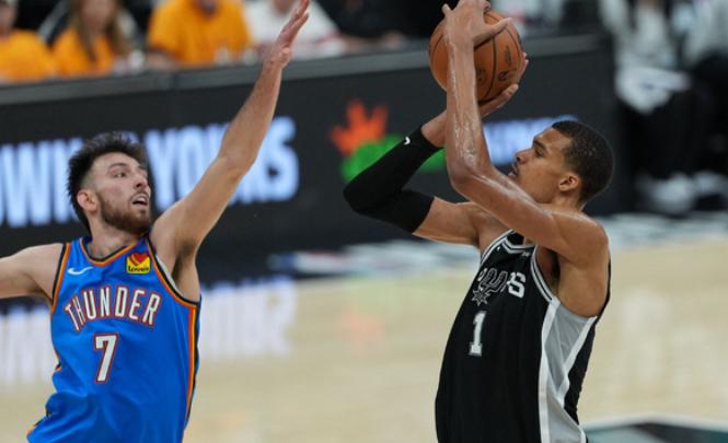 NBA西部决赛，出现了奇葩一幕。今天马刺的失误数据控制得真好啊，第二节比赛目前只