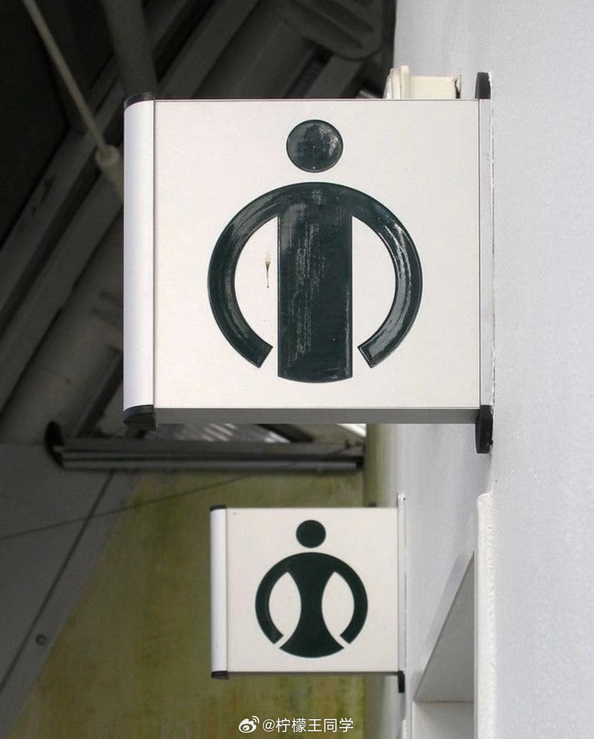 第一次看懂中文是因为看懂了英文给你一分钟，说出下面哪个是男厕所，哪个是女厕所，要