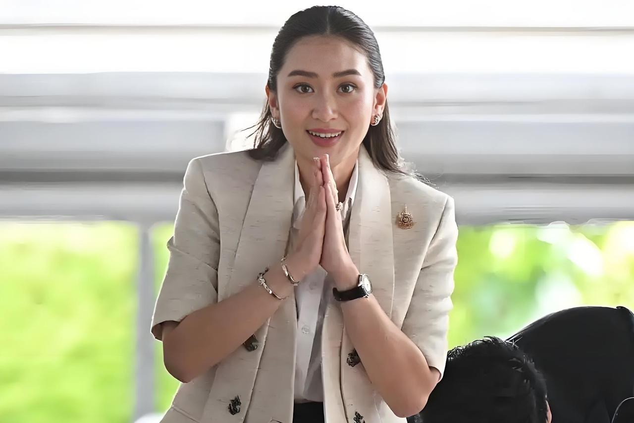 佩通坦咸鱼翻身成为可能。

佩通坦被暂停总理职位后，变成了文化部长，虽然离8月2