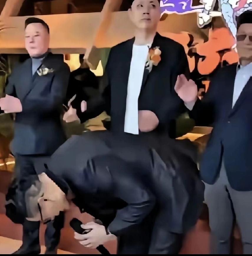 你不给自己的母亲道歉，你就是跪到尘埃里，大家也不会买你的东西，无品不孝！公子比他