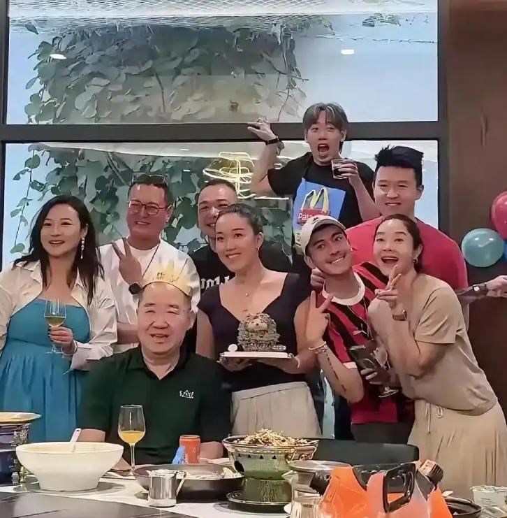 英达这下笑不出来了，不是又离婚，而是办66岁寿宴，大儿子巴图没到场，俩孙子也没露