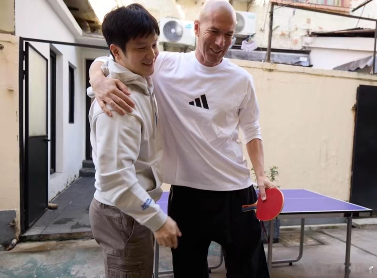 樊振东与齐达内在上海的一场跨界互动引发热议，他不仅与这位足坛传奇畅聊、切磋乒乓球