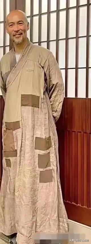 看到这个穿僧衣的老男人，人们绝对不会把他和八九十年代一个红的发紫的男明星联系起来