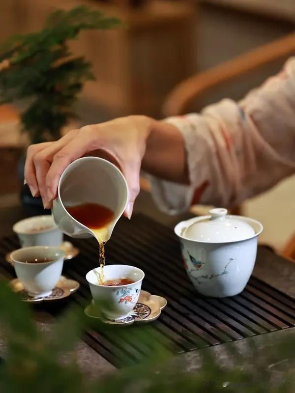 “沏杯香茶待挚友”，这上联太有意境了，仿佛能看到主人精心沏茶，静候好友到来。我来