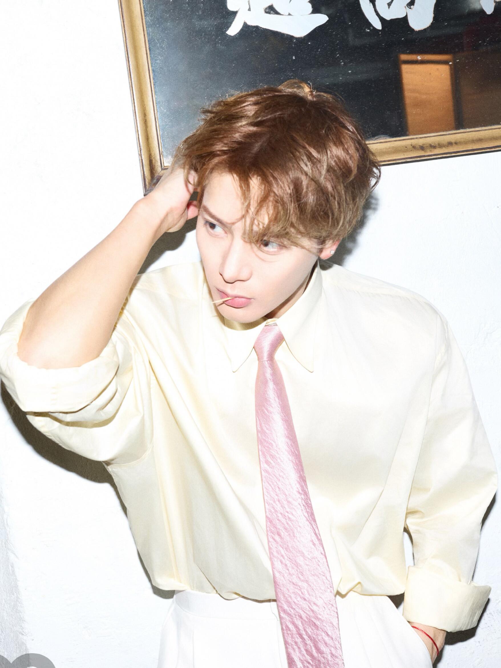 张杰王嘉尔买家秀和卖家秀笑不活了！这届网友人均“比喻鬼才”。不过两位大帅哥的舞台