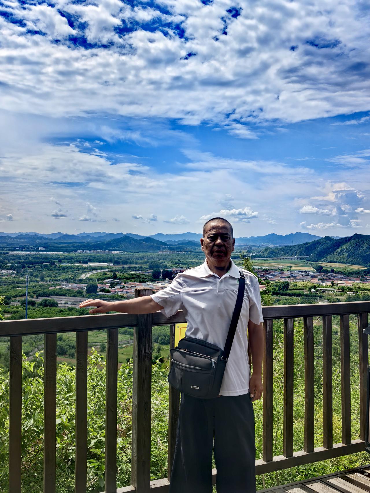 我真的为自己的自信而自豪，我竟然敢挑战登山步道。有人问，你一个下肢残疾人又患有大