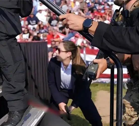 第47届东盟峰会正在马来西亚吉隆坡举行，两名马来西亚女保镖在护送参会代表时，扒门