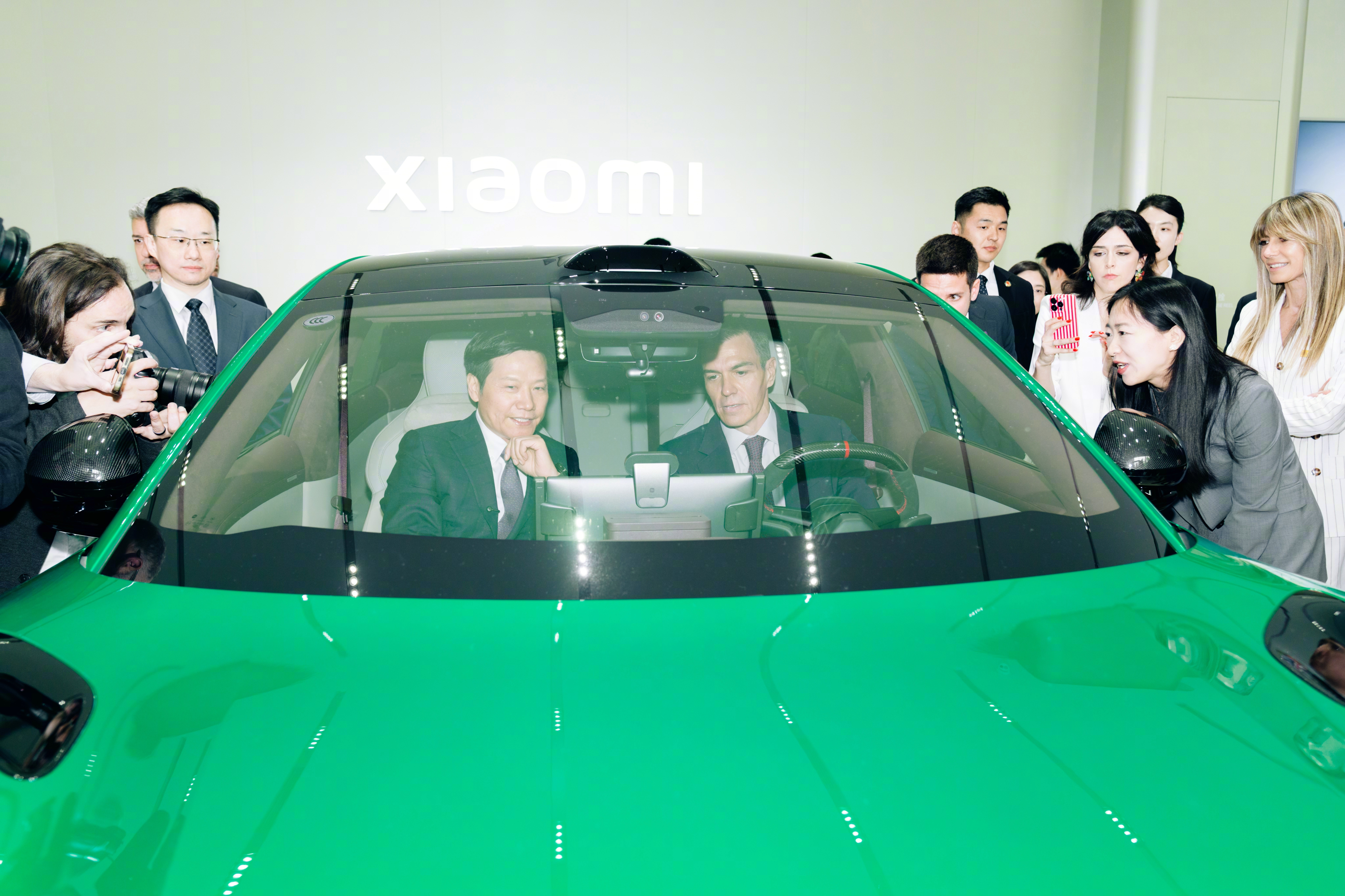 西班牙首相试坐小米汽车 昨天郑丽文，今天西班牙首相小米这两天排面拉满啊 