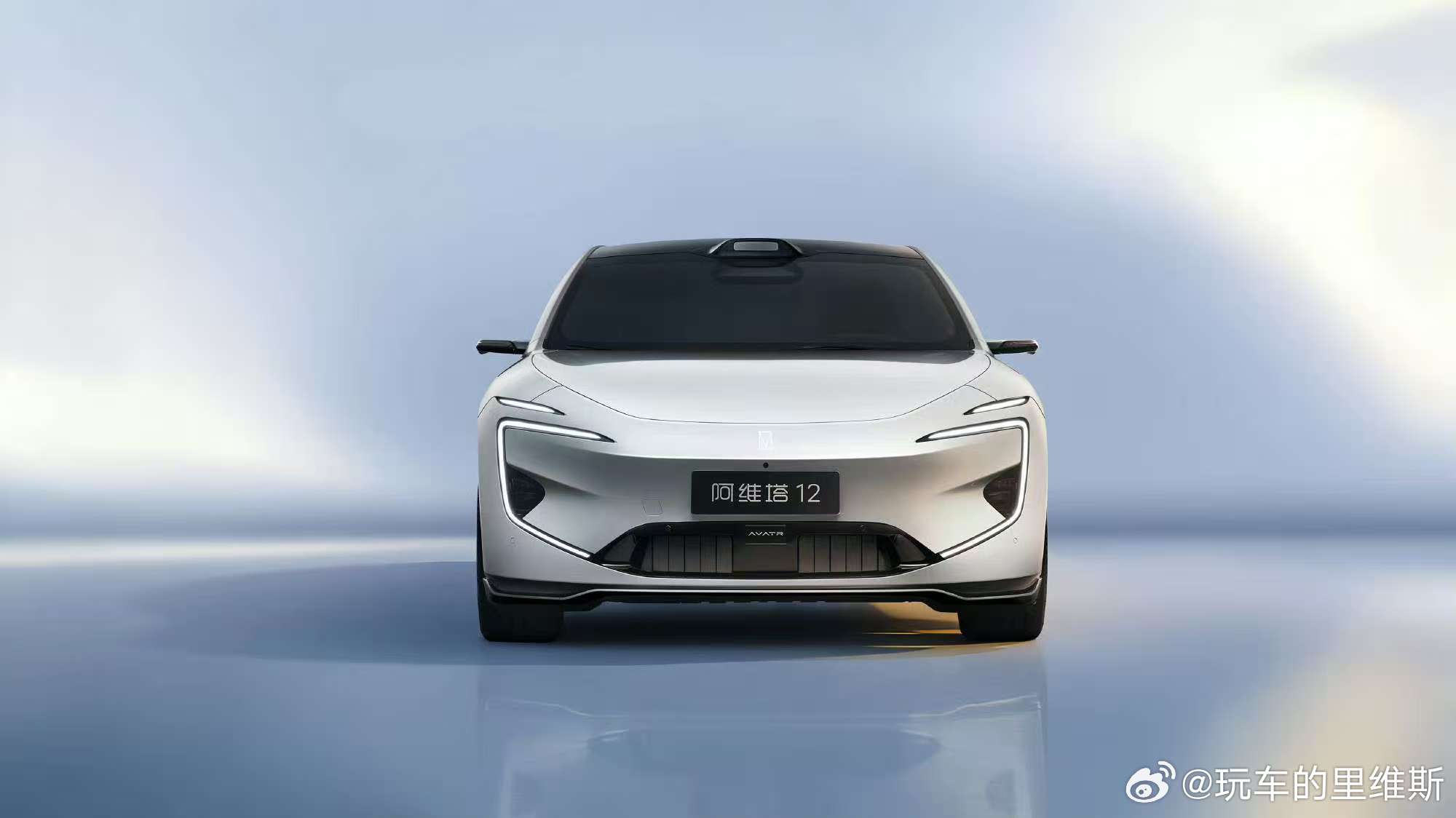 简单来说阿维塔12从设计上看，新车的造型延续了阿维塔家族的前卫风格，流畅的车身线