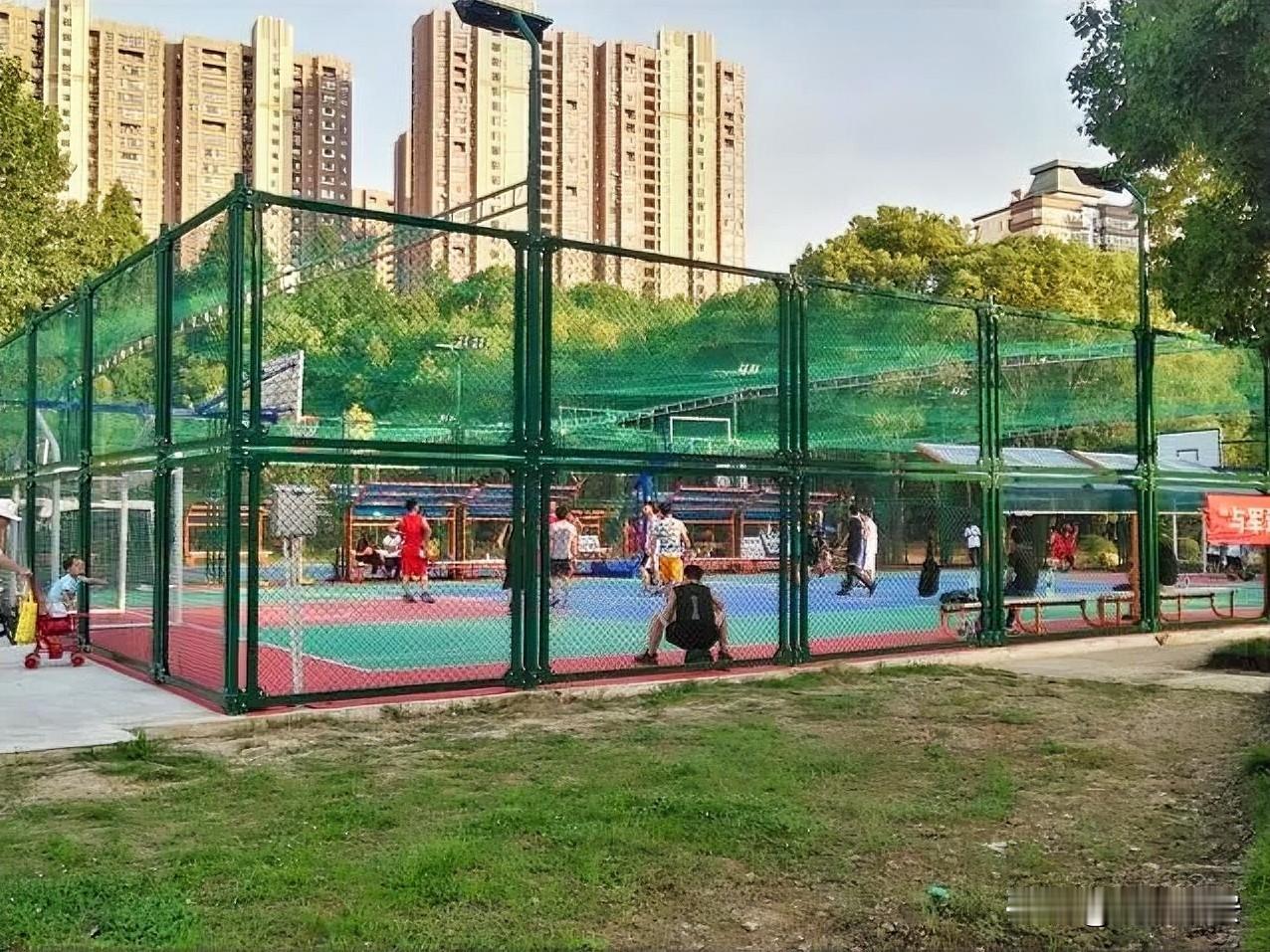 下午的野球场，阳光把篮板的影子拉得老长，我和阿凯、老郑三个人凑了局，活动活动筋骨