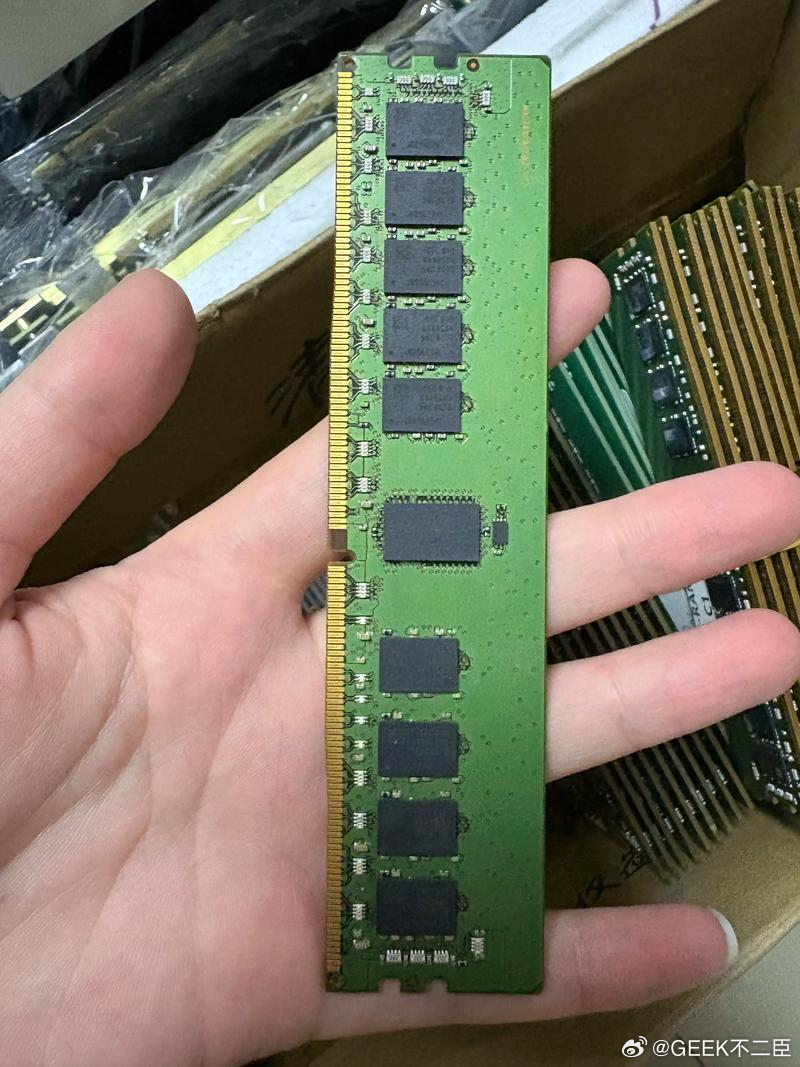 内存条价格大跳水都说内存价格暴跌，可对比早年的白菜价，现在还是偏贵，降价更像是挤