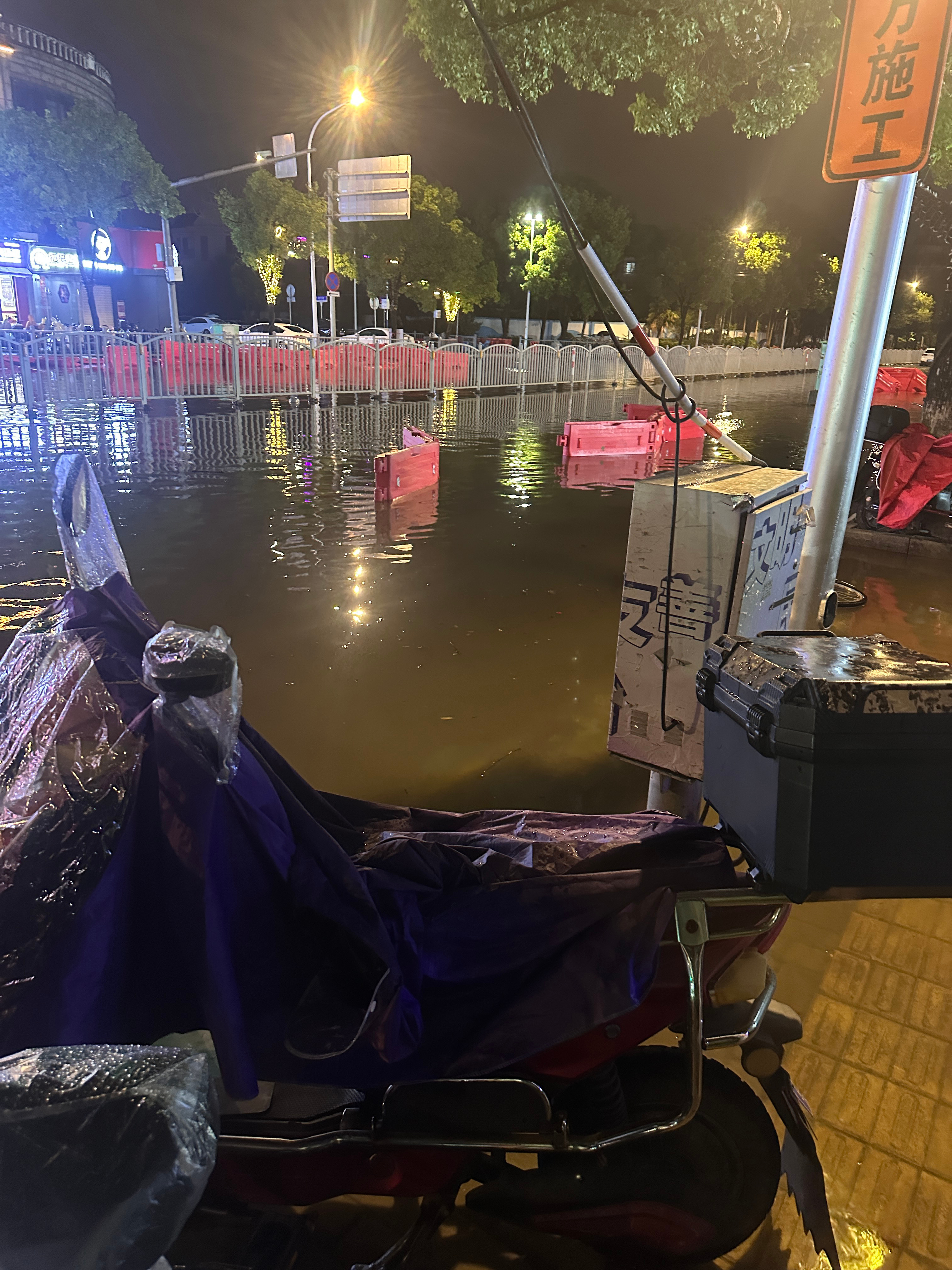 我靠这太吓人了到小腿肚子了路都封了骑不回去了走回去 