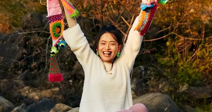 90后酷女孩接手倒闭工厂，靠卖“丑东西”年入数百万元