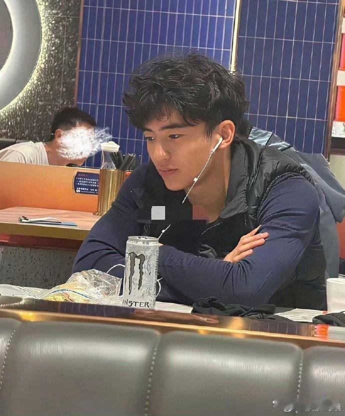 谢霆锋儿子是因为发型自然卷原因所以挡住了部分颜值，当网友给他换了个发型，你们看像