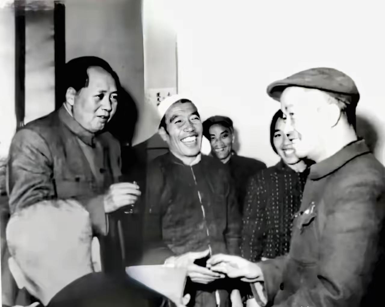经典老照片！伟人开怀交谈，两大时代标杆人物，认出全是过来人
 
一张珍贵历史老照